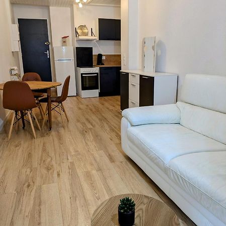Sous La Tour Apartment โปลิญญี ภายนอก รูปภาพ
