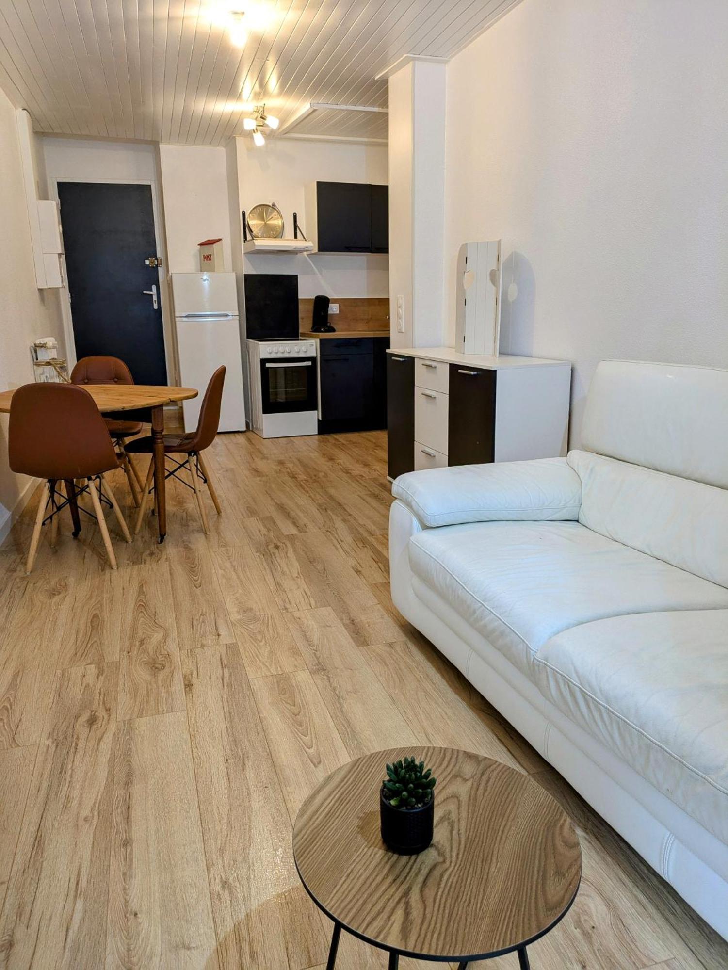 Sous La Tour Apartment โปลิญญี ภายนอก รูปภาพ