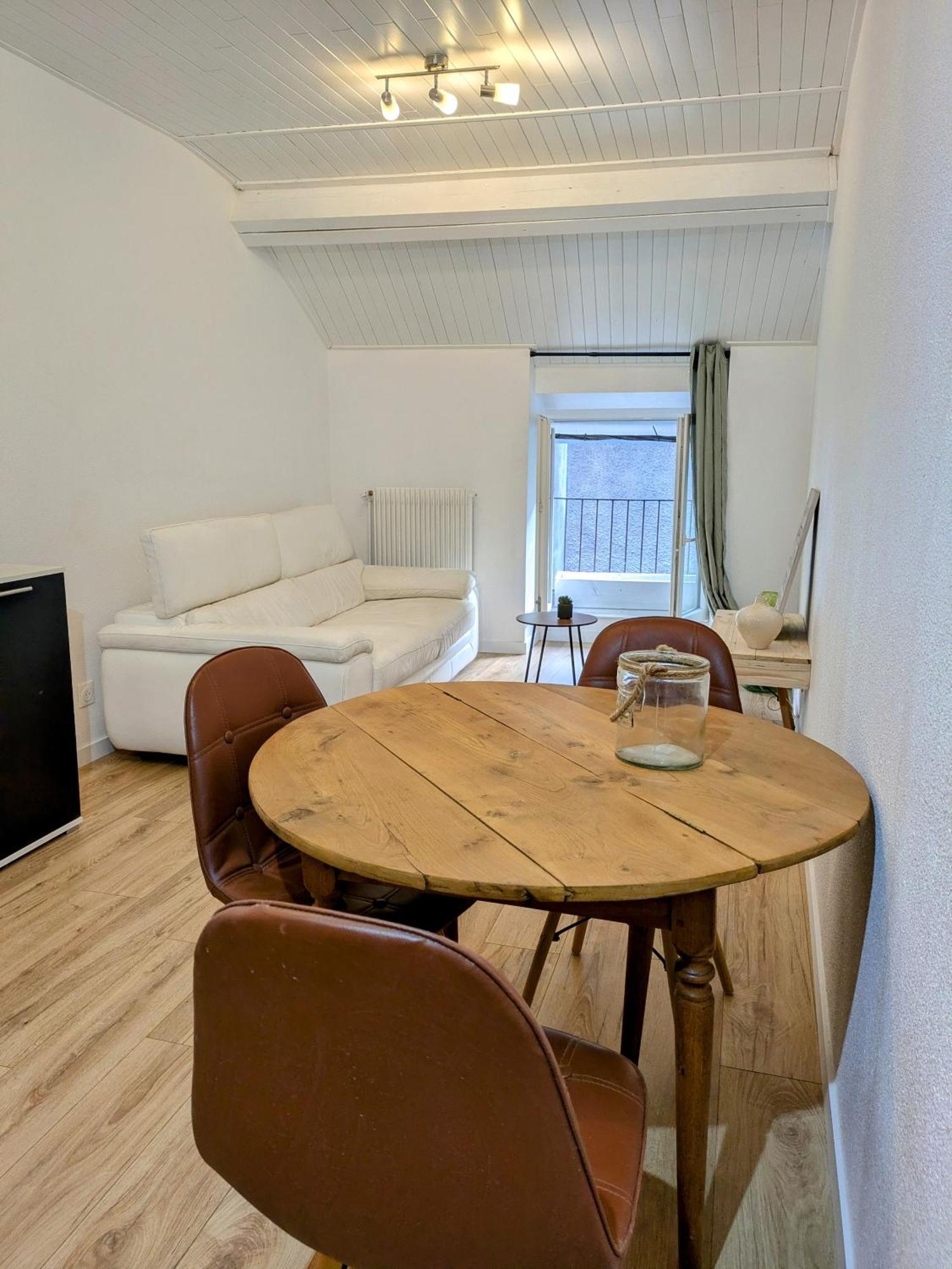 Sous La Tour Apartment โปลิญญี ภายนอก รูปภาพ