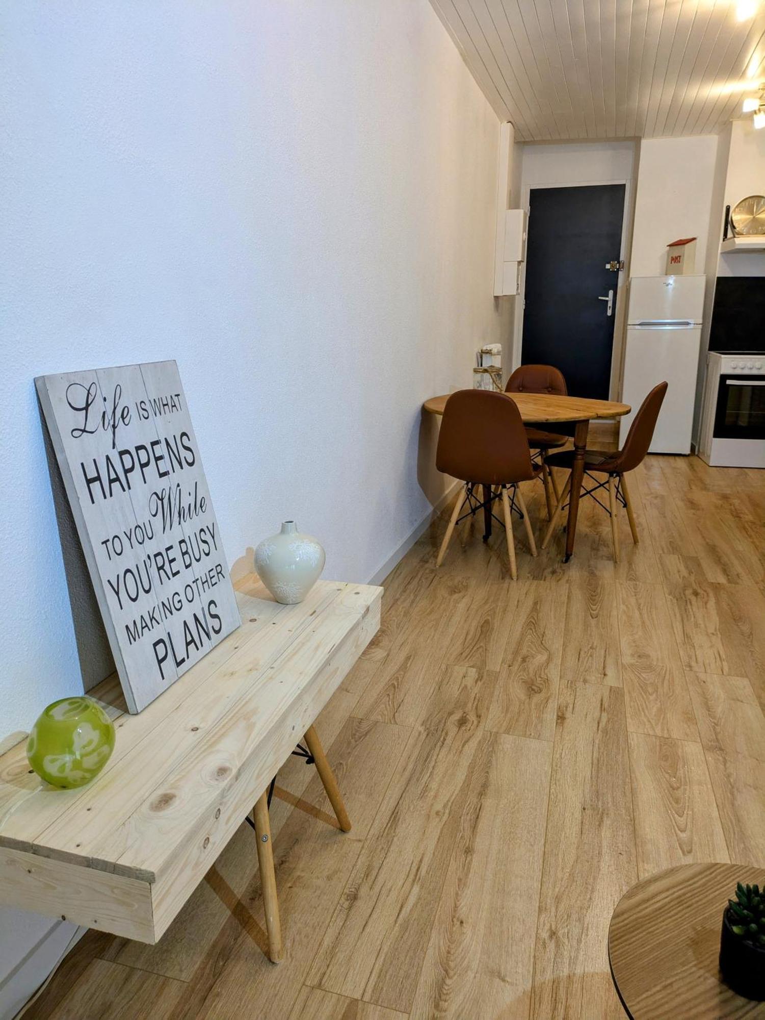 Sous La Tour Apartment โปลิญญี ภายนอก รูปภาพ