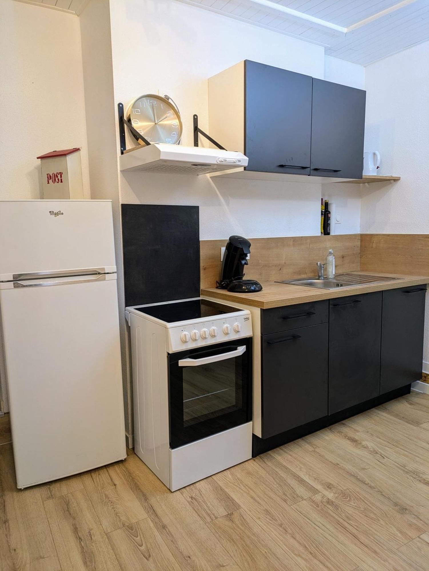 Sous La Tour Apartment โปลิญญี ภายนอก รูปภาพ