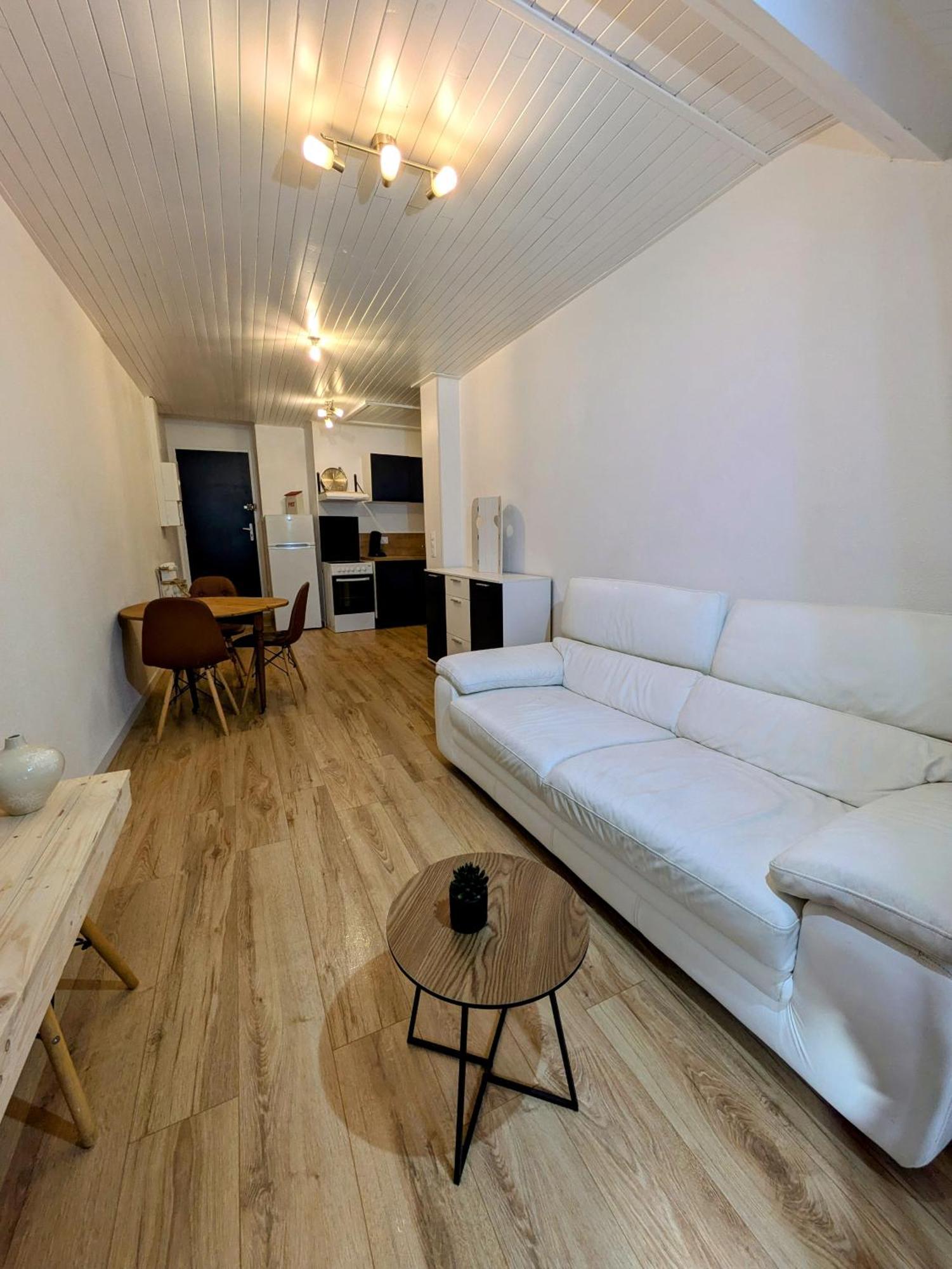 Sous La Tour Apartment โปลิญญี ภายนอก รูปภาพ