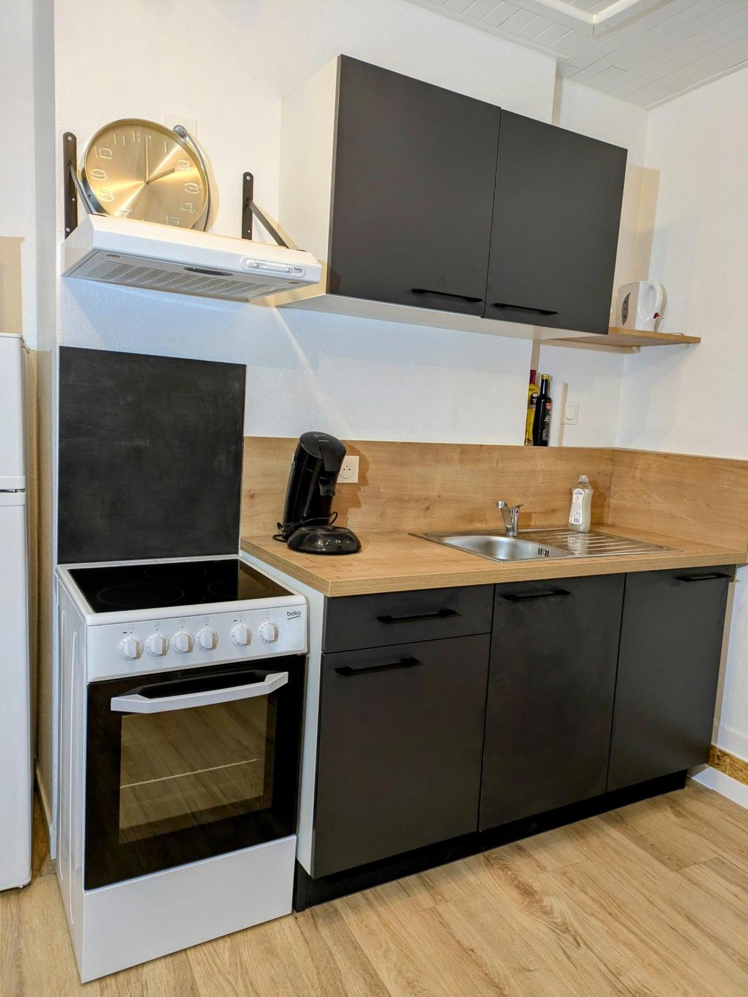 Sous La Tour Apartment โปลิญญี ภายนอก รูปภาพ