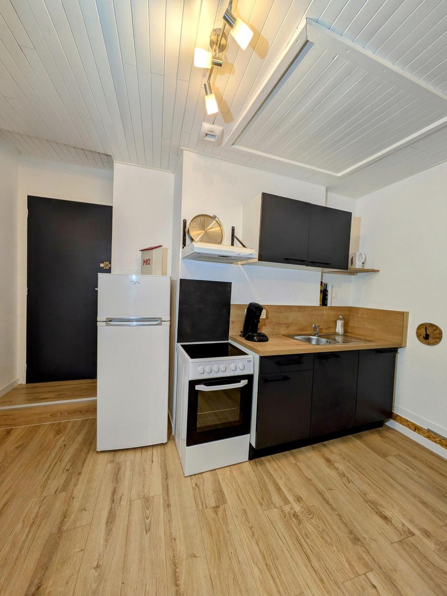 Sous La Tour Apartment โปลิญญี ภายนอก รูปภาพ